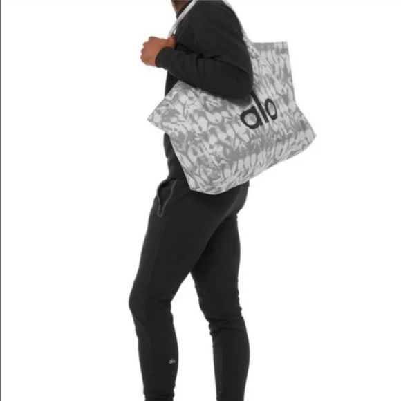ALO Yoga Shopper Tote - Picture 3 of 8